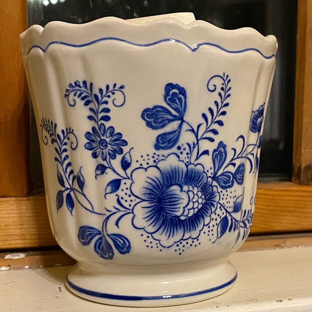 Colonial Williamsburg Blue Floral Planter Pot